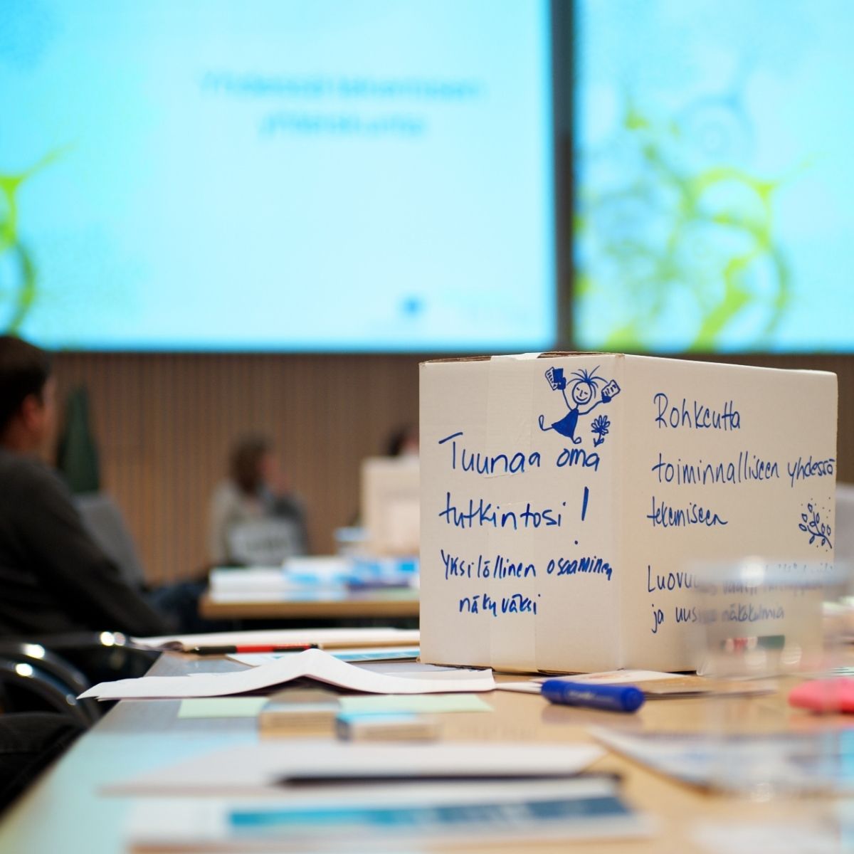 Pirjo Kivistö Tohditco Laatikko kuvaamassa organisaation rakenteiden selkeyttämistä