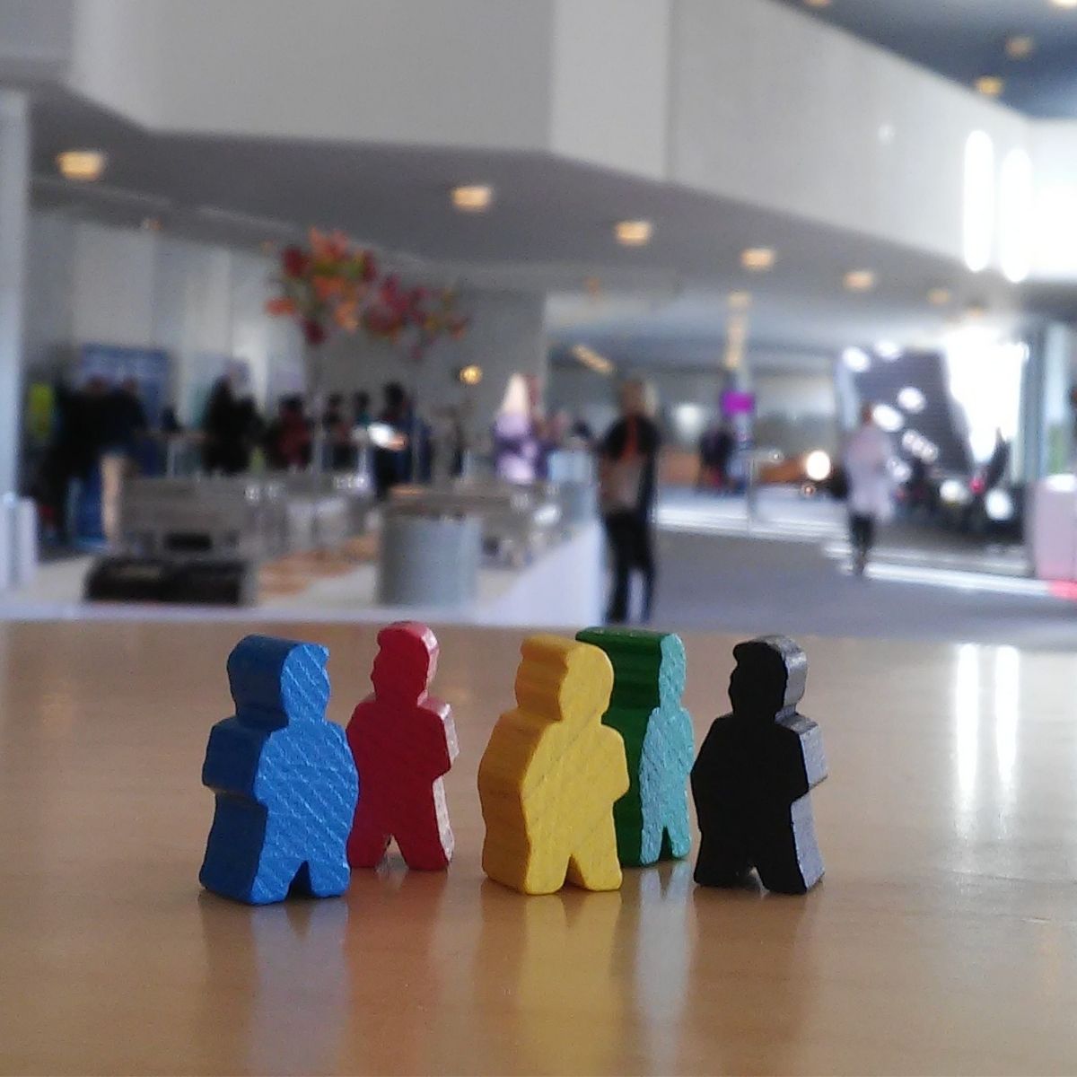 Pelinappulat pöydällä kuvaamassa organisaation yhteisen suunnan rakentamista