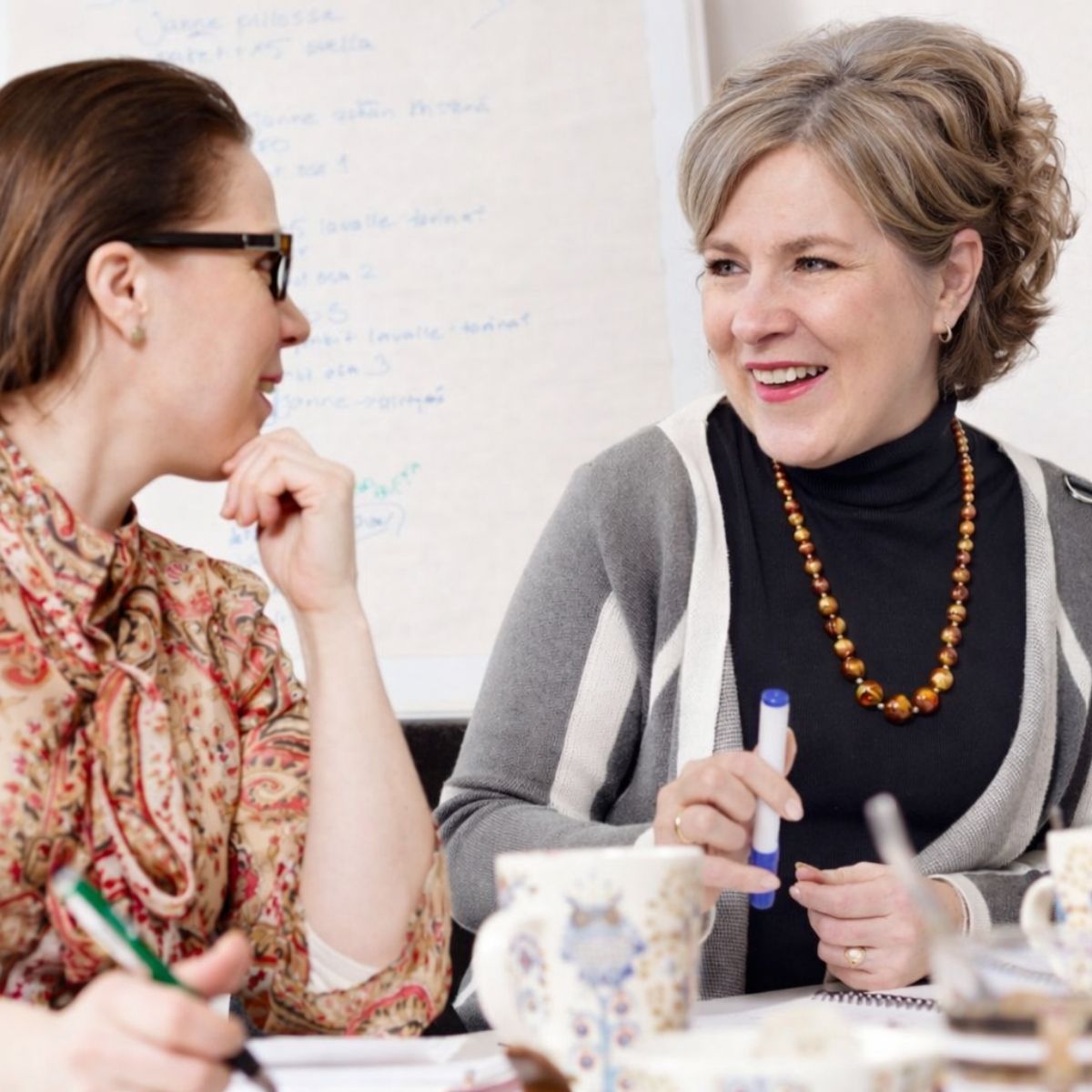 Johtoryhmän keskustelu prioriteeteista yrityksen strategisen suunnan kirkastamisessa