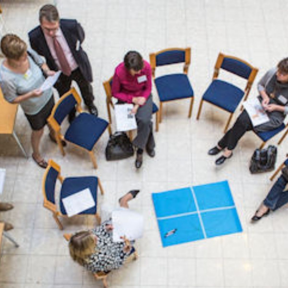 Tohditco TOIMI Johtoryhmä työskentelemässä yhdessä organisaation vastuiden ja rakenteiden määrittämiseksi